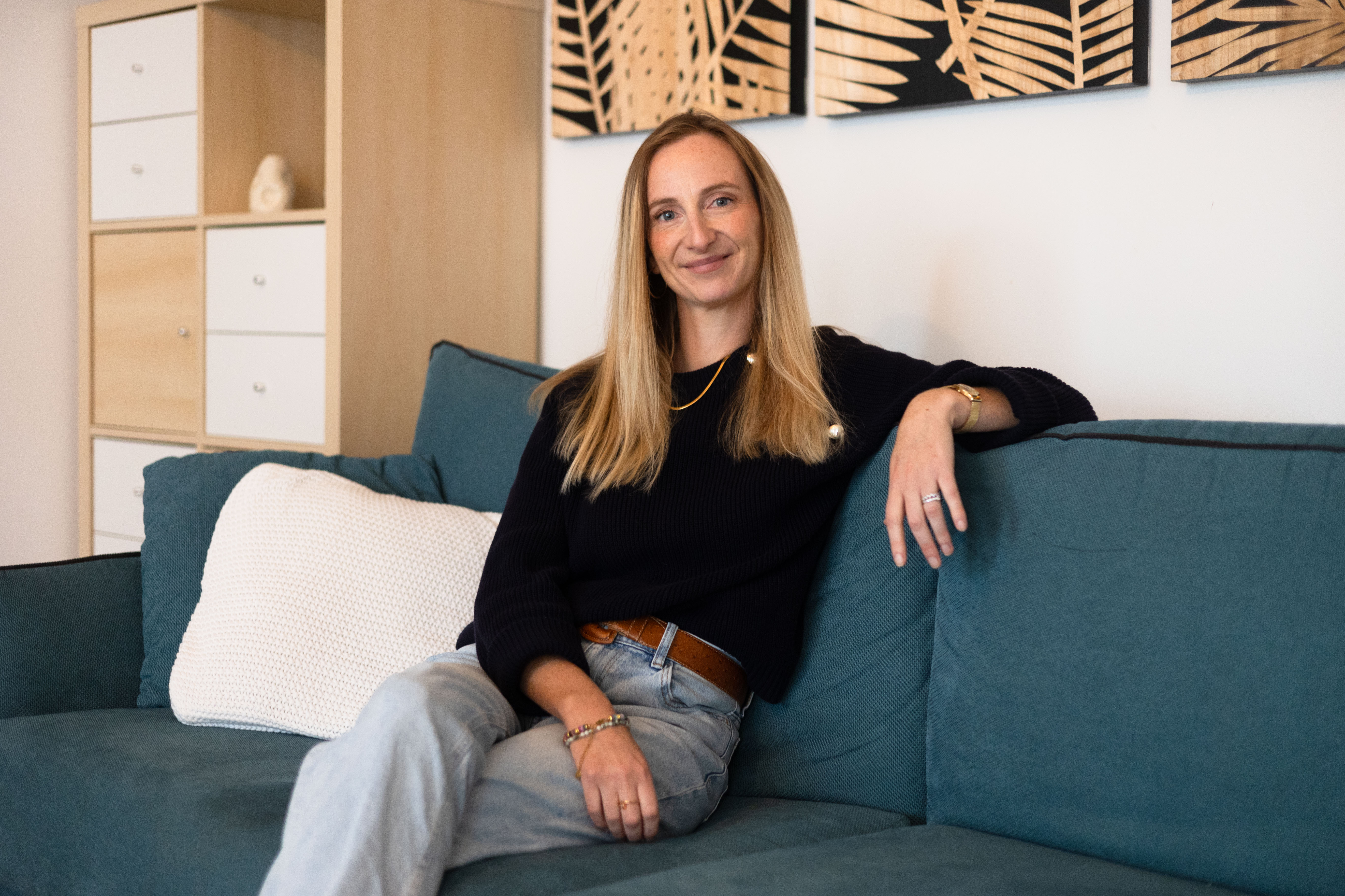 Cécile Grasson, assise sur le canapé du cabinet
