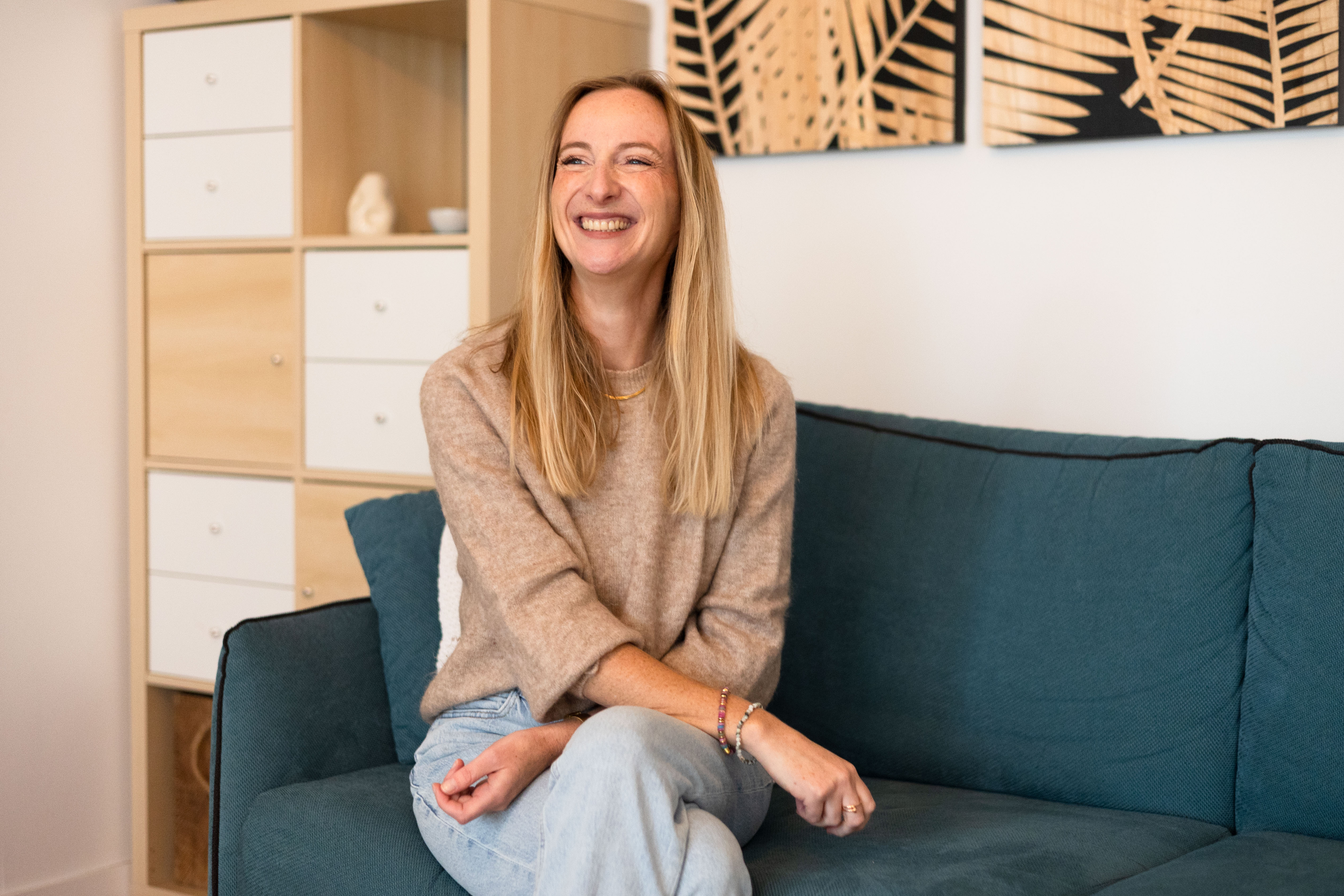 Cécile Grasson souriante dans son cabinet